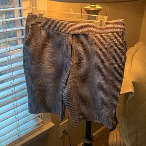 EUC Jones New York navy and white seersucker stretch Bermuda shorts - size 8